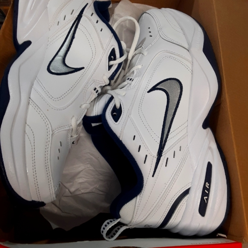 Nike monarch IV